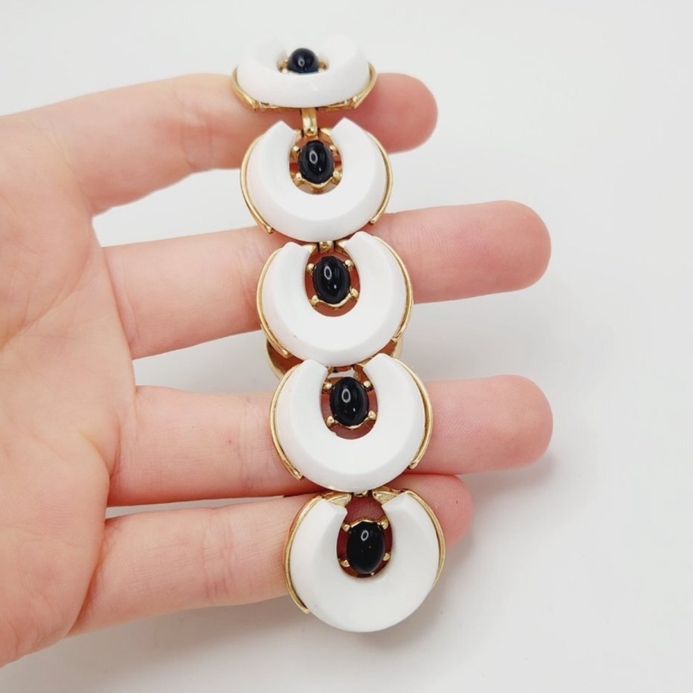 Vintage Crown Trifari Santa Anita White & Black Lucite Link Bracelet & Earrings - Picture 3 of 8